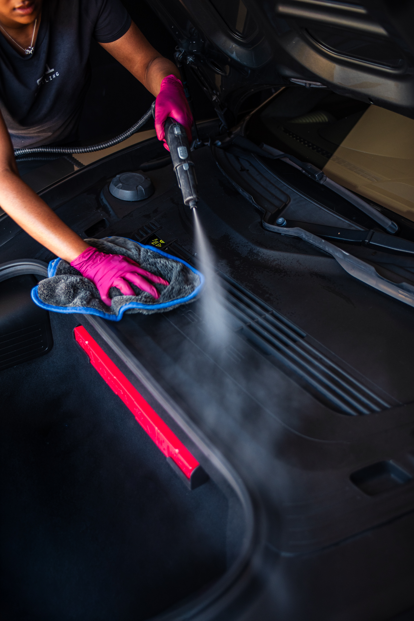 Interior steam cleaning around a vehicle door sill